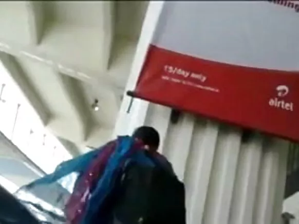 උණුසුම් ඉන්දියානු පිරිමි ළමයෙක් සරාගී හා අපිරිසිදු චිත්රපටයක ප්රසිද්ධියේ ස්වයං වින්දනයේ යෙදෙයි