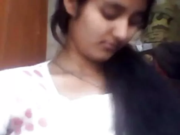 ඉන්දියානු තරුණයෙක් හින්දි භාෂාවෙන් තම පෙම්වතාට සරාගී චිත්රපටිය පෙන්වයි