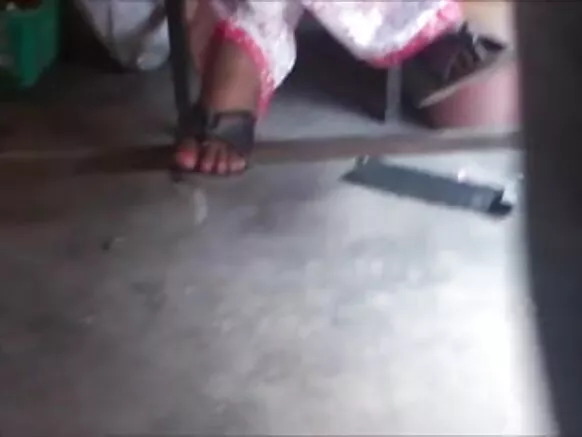 ඩෙස්ක්ටොප් එක යටතේ සරාගී වීඩියෝ ඡායාරූපය