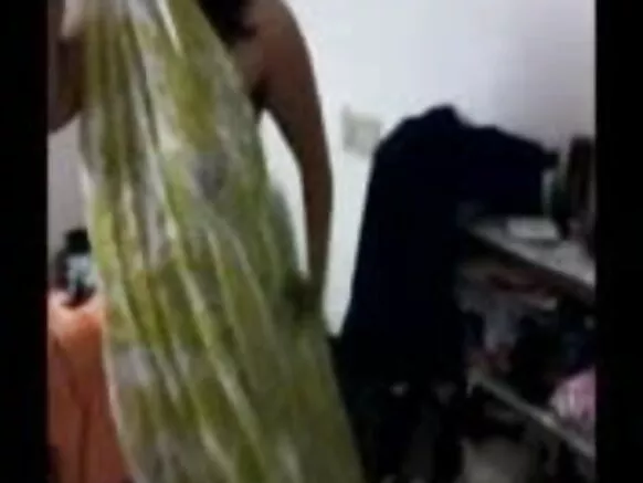 විවාහක බිරිඳ ඉන්දියාවේ ඉන්දියානු බිරිඳ ඇගේ පෙම්වතා සමඟ: ඇය සවස් වන විට හින්දි භාෂාවෙන් සරාගී චිත්රපටයක් යවයි