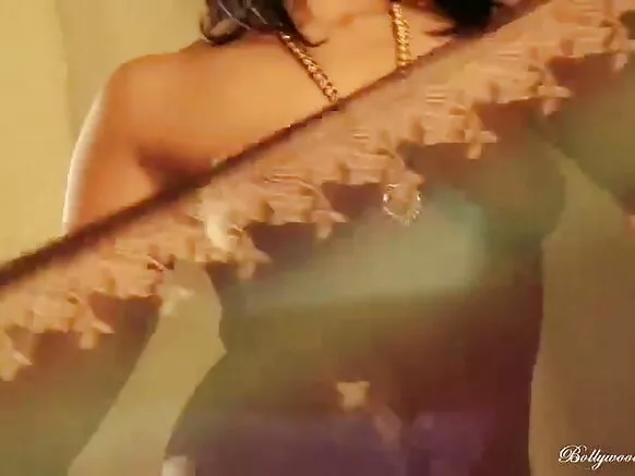 ඉන්දියානු බැලරිනා සරාගී නිල් වීඩියෝ බෝලර්