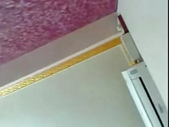 අවිශ්වාසවන්ත මිනිසා තවත් පිරිමියෙකුට සරාගී කෙටි චිත්රපටයක් ගසමින් තම ඉන්දියානු බිරිඳට කෙලවීම