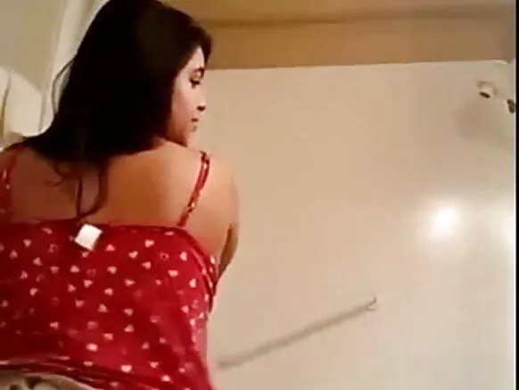 අරාබි තරුණිය සරාගී රූප වීඩියෝවක සෙල්ෆි සෙල්ෆි පෙන්වයි