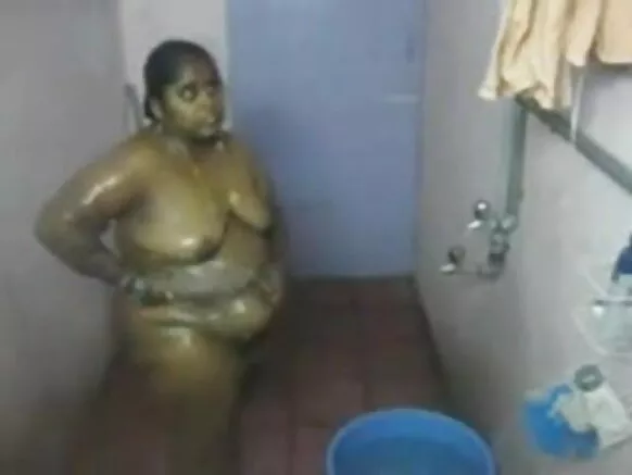 දකුණු ඉන්දීය දේශි නැන්දා නාන ඇන්ටි සරාගී වීඩියෝ චිත්රපටියක් නරඹයි