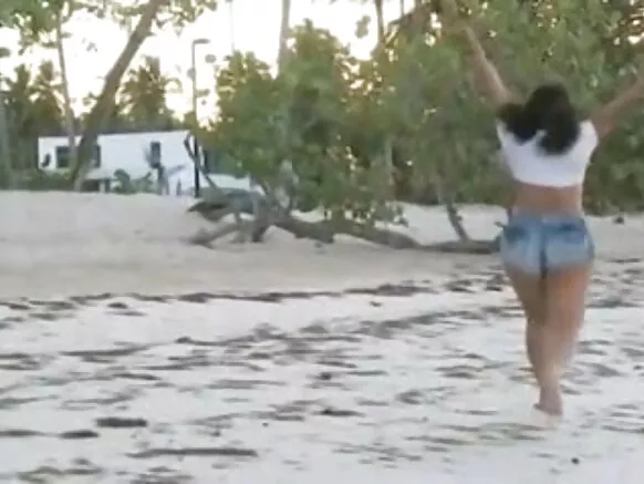 ඉන්දීය බිරිඳ මහා ආ (.) (.) BS මනීෂා කොයිරාල සරාගී චිත්රපටය ගෝවා වෙරළේදී නිරාවරණය වෙයි