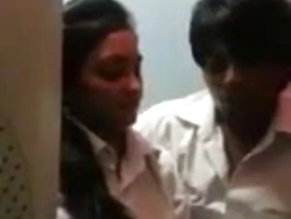 යුවල දැඩි ලෙස සිප ගනිමින්