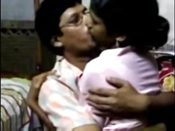 දකුණු ඉන්දීය ප්රධානියා තම සේවිකාව සමඟ හෝටල් සරාගී චිත්රපටයක් සනී ලියොන් කා ජංගම දුරකථනයෙන් විනෝද වෙයි