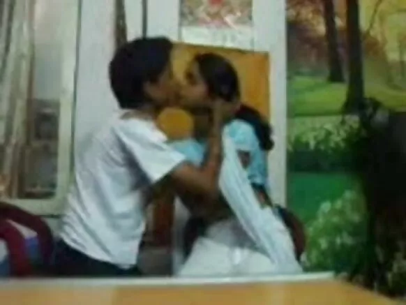 ඉංග්රීසියෙන් කුකුළා සහ සරාගී පියයුරු උරා බොන ගැහැණු ළමයින් BF අල්ලා ගත්තේය