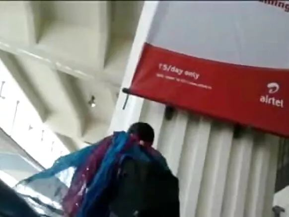 දෙමළ චිකෝ ඉන්දියානු බස් නැවතුමේ ගැහැණු ළමයා පෙන්වයි