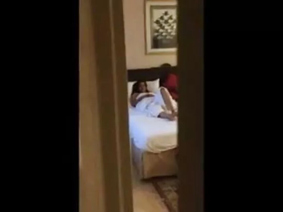 Ron's Dare to Serve ඔහුගේ පළමු ලිංගික ඡායාරූප වීඩියෝව