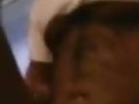 දේසි පුකට සුදු කුකුළා පහර දුන්නා