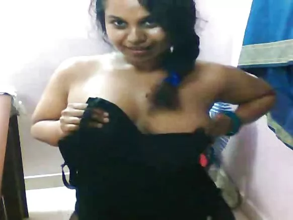 ඉන්දියානු බුස්ටි ලිලී ඇගේ සරාගී පියයුරු සහ බූරුවා බෝජ්පූරි කැමරාවට පෙන්වයි