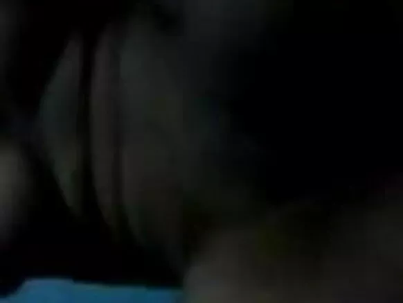 බංග්ලා විශ්ව විද්‍යාල යෞවනියක් ඇගේ පෙම්වතා ඉංග්‍රීසි යොවුන් බංගලා සරාගී රූපය වෙනුවෙන් කැමරාවට හසුවී ස්වයං වින්දනයේ යෙදෙයි