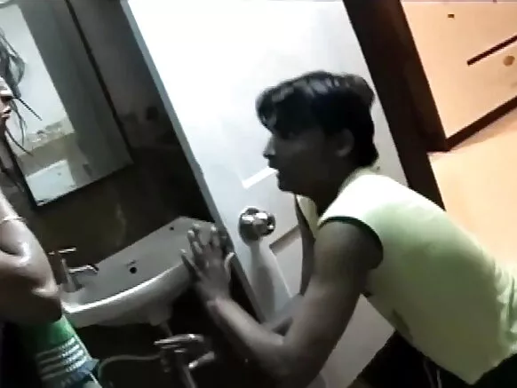 ෂවර් සරාගී හින්දි චිත්රපට ප්රදර්ශනයේ සරාගී සරාගී නාන කුකුළු මස් ඔත්තු බැලීම