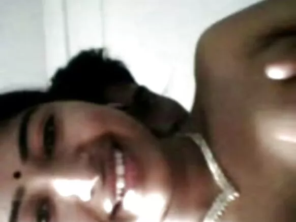 උතුරු ඉන්දියාවේ නව යොවුන් යුවළක් හින්දි චිත්රපට සරාගී වීඩියෝ පටිගත කිරීම ඉහළ විභේදනයකින් පෙන්වයි