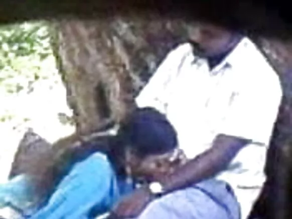 උද්යානයේ සිටින කුකුළා උරා බොන ඉන්දියානු සරාගී චිත්රපටය