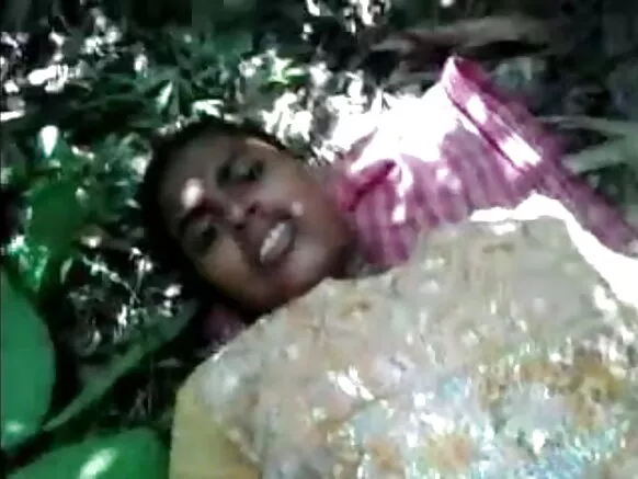 දේශී- සුරූපී කඩවසම් දැරිය බල්ලා චිත්රපටයේ 2 කොටස සමඟ කැලයට කෙලවා ඇත