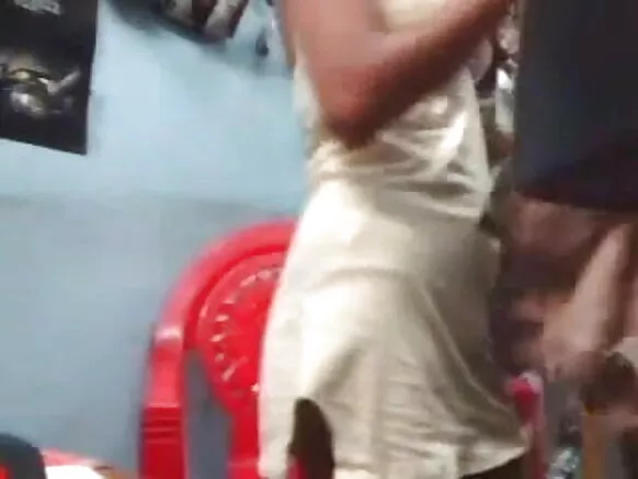 විශාල පියයුරු සහිත දේශී යුවළ සාප්පු සරාගී චිත්රපටයක සැපපහසු වෙමින්