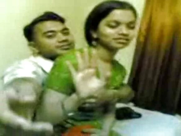 ඉන්දියානු යුවල අලුත් අවුරුදු උණුසුම් වීඩියෝව - Saanjh විසින් විවෘත කරන ලද සරාගී හින්දි චිත්රපටය