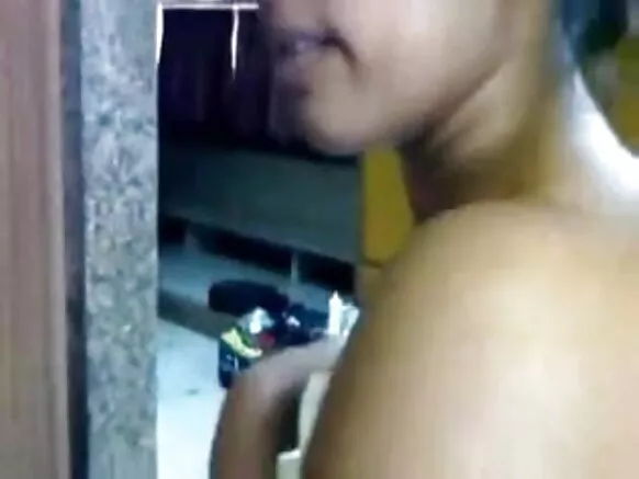 දේශී කෙල්ල චොක්ලට් සමග කුකුළා ලෙවකන අතර දේශී විල්ලු චිත්රපටය සරාගී වේ