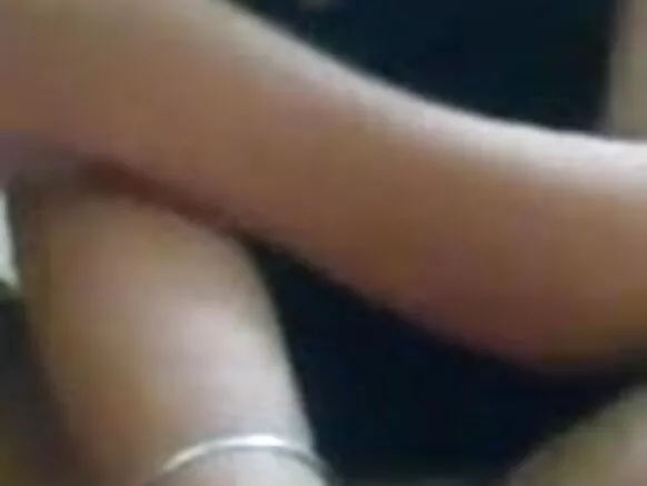 ඉන්දියානු ගැහැණු ළමයෙක් ඇගේ හිසකෙස් සහිත පුක සමඟ සෙල්ලම් කරමින් සහ ස්වයං වින්දනයේ යෙදෙන සරාගී චිත්‍රපට හින්දි