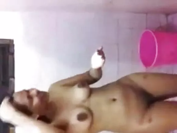 රූමත් ඉන්දියානු යුවතිය නාන කාමරයේ දෙමළ මිතුරෙකු සමඟ ඇගේ ඇදහිය නොහැකි සරාගී චිත්රපටය පෙන්වයි