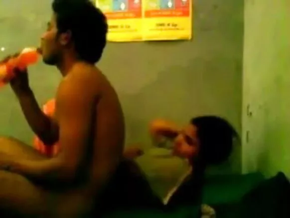 ඉංග්රීසි භාෂාවෙන් චිත්රපට වීඩියෝවක සරාගී හා විනෝද වන යුවළක්