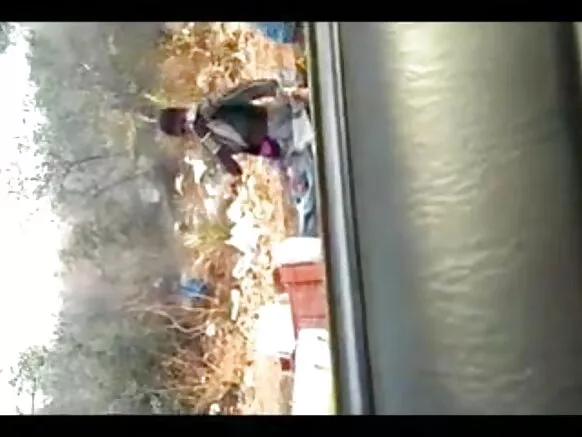 ඉන්දියානු කොල්ලෙක් මදුරාසි වීදියේ සරාගී වීඩියෝ පැත්තේ ඇන්ටි ෆ්ලෑෂ් මත කුකුළා පෙන්වයි