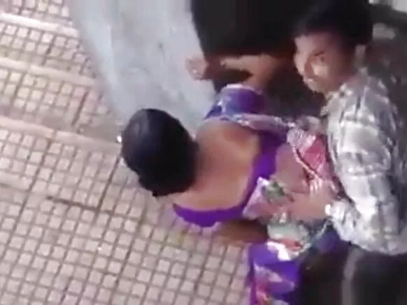 ප්රසිද්ධියේ මාට්ටු වූ ඉන්දීය යුවළක් ප්රසිද්ධියේ අසු වූ තම පෙම්වතාට සරාගී චිත්රපටයක් යවා ඇත