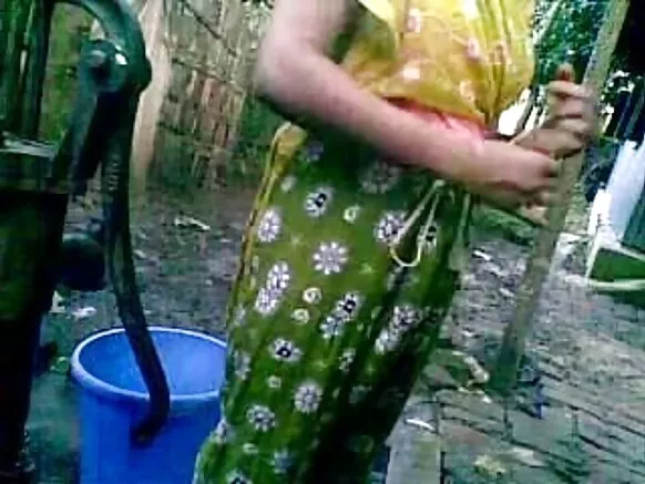 බංග්ලා දේශී සනී ඩියෝල් ලිංගික ඡායාරූපය අපහසු පුද්ගලයින් දේශී එළිමහන් ඥාති සහෝදරිය-නුපූර් එළිමහන් නාන