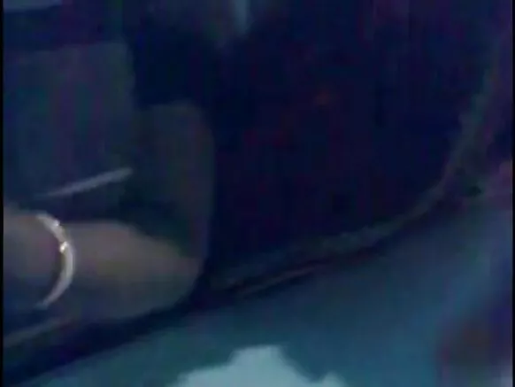 මිනිස්සු නැන්දා හින්දි භාෂාවෙන් නැන්දාගේ පපුව පෙන්වයි