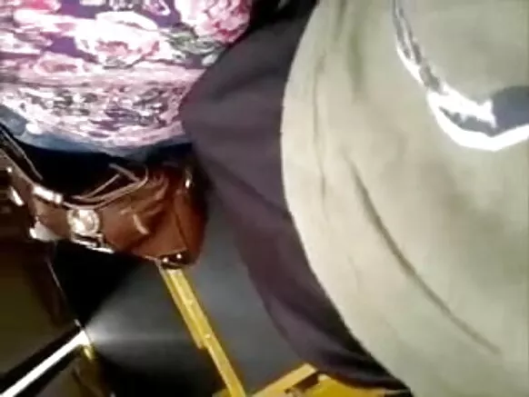 සරාගී චිත්රපට බසයේ කුකුළා සමඟ සෙල්ලම් කරන පියයුරු