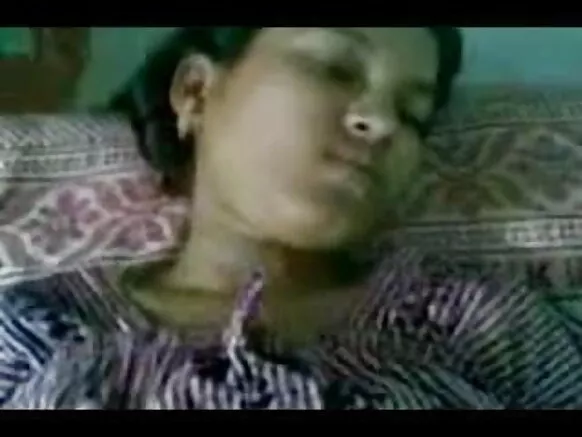 පුංචි ඉන්දියන් කෙල්ල ආසයි එයාගේ පෙම්වතාගේ කුකුළාට ඉන්දියන් කාරයෝ.