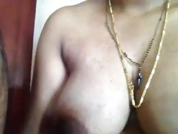 ඉන්දියානු බිරිඳ ඇගේ විශාල පියයුරු සරාගී සරාගී නිරුවත් චිත්‍රපටයක් පෙන්වයි