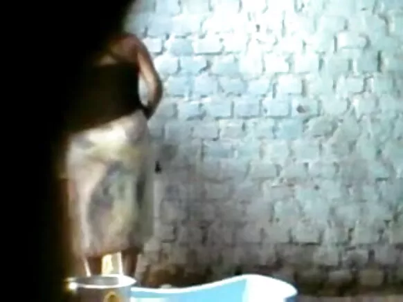 වයසක සන්නි ඩියෝල්ගේ ලිංගික පින්තූරය පටිගත කරන මෝඩ කොල්ලා සොයුරිය ඇයව නාන කාමරයට රැගෙන යයි