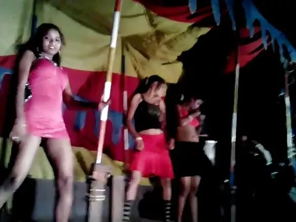 සෙක්සි චිත්රපටිය සඳහා දෙමළ මුජ්රා තරුණිය ඇගේ පුක පෙන්වයි