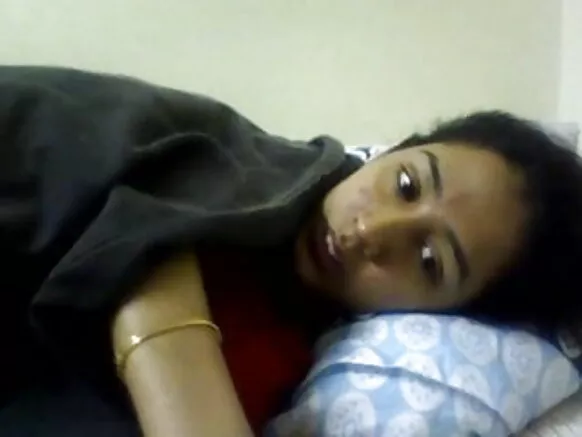 ඉන්දියානු තරුණියක් ලිංගිකව හැසිරෙනවා. ඉන්දියානු සුරාන්තය සරාගී සරාගී වීඩියෝ කදිම ප්රකාශන වීඩියෝවක්. (නිරුවතින් නොවේ)