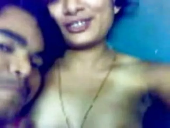 කේරළ හුරුබුහුටි ඇගේ පෙම්වතා විසින් අල්ලා ගන්නා ලද තන සහ පුක පෙන්වයි