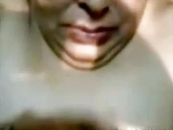 ඇන්ටි ඉන්ඩියා සරාගී ඉංග්රීසි චිත්රපට වීඩියෝ බ්ලෝජොබ් සහ ඇන්ටිගේ මුහුණ මත දුවයි