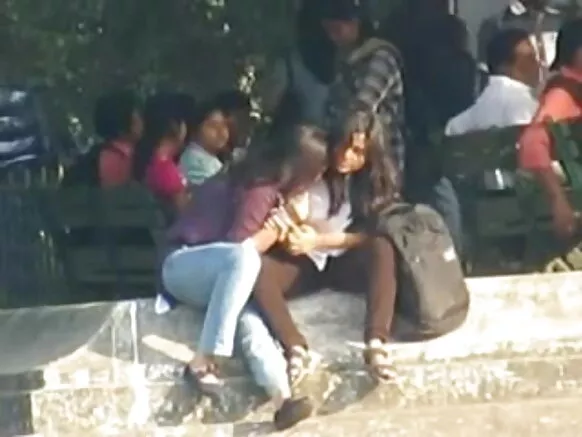 india desi lesbian හින්දි සරාගී නිල් හින්දි හාදුව ප්රසිද්ධියේ