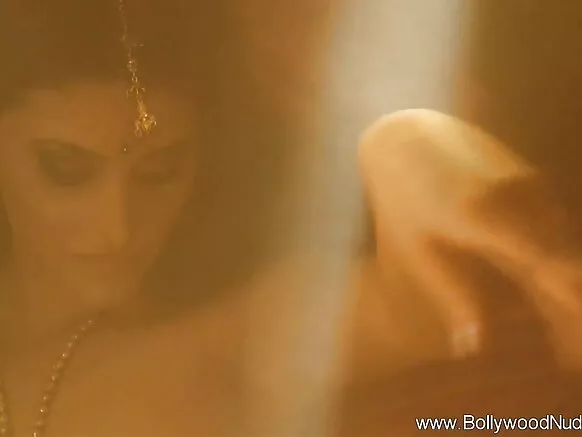 සුරූපී බොලිවුඩ් නර්තන ශිල්පිනිය හින්දි චිත්රපට වීඩියෝවෙන් අපව ඇදහිය නොහැකි තරම් සතුටට හා සරාගී බවට පත් කරයි