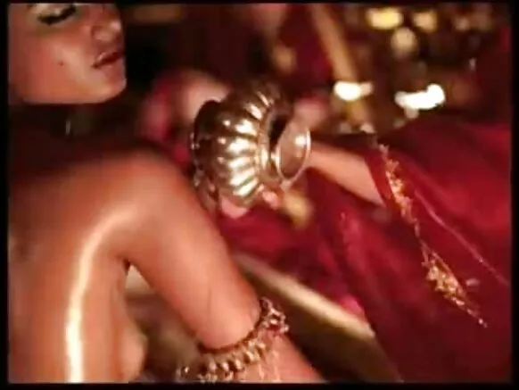 ඉන්දියානු තරුණිය ඔබට සරාගී චිත්රපටයක් පෙන්වයි