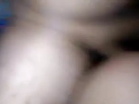 කෑදර වැඩිමහල් සහෝදරිය හින්දි නිවාඩු නිකේතනයේ සරාගී චිත්රපටයේ සහෝදරියට කෙලවයි