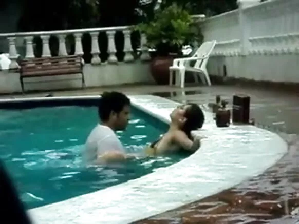 සරාගී චිත්රපටයක් සබැඳිව තටාකයට දමන්න.