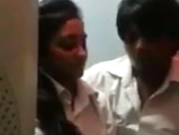 සයිබර් කැෆේ බිග් බූබ්ස් සරාගී HD චිත්රපටිය