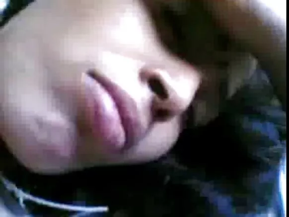 ඉන්දියානු ගෘහණියක් තම තන සහ යෝනිය තම සැමියාට පෙන්වයි