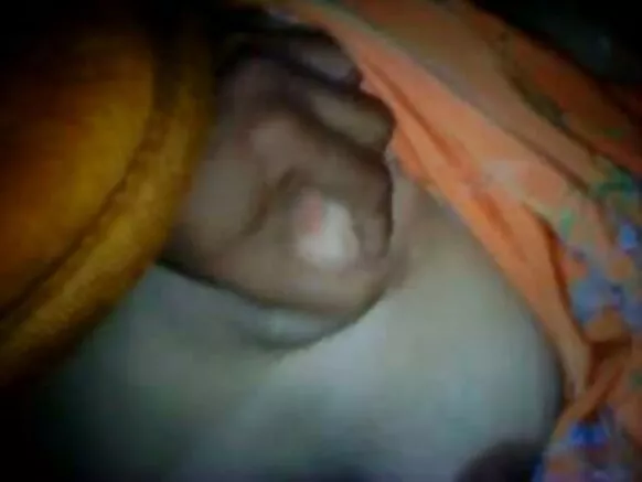 දකුණු හින්දි සරාගී චිත්ර නිල් මගුල ඇන්ටිගේ බුද්ධිමත් නැන්දා තම ස්වාමිපුරුෂයාට කෙලවද්දී ඔහුට උදව් කරයි