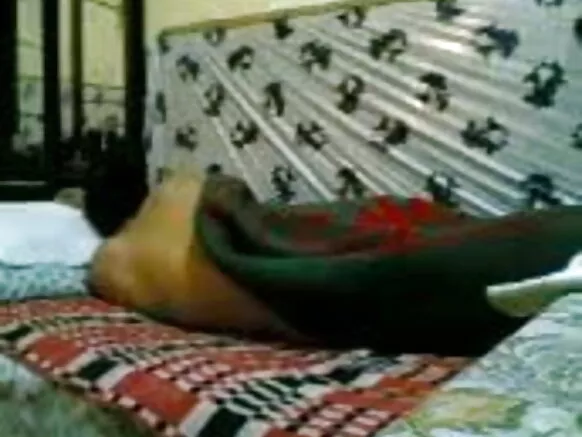 භාර්යාව උතුරු ඉන්දියාවේ සිට තම සැමියාගේ පුකට කෙඳිරි ගෑවීය, සහෝදරයා සරාගී නිල් චිත්රපටිය හින්දි