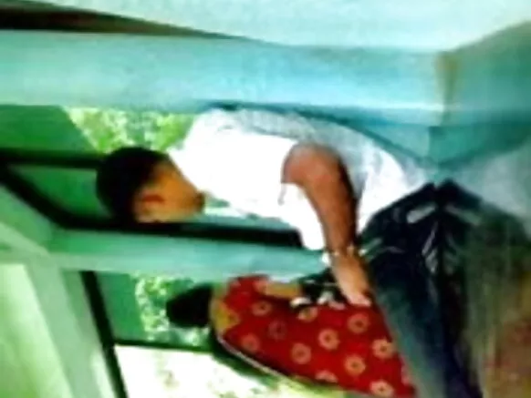 මුස්ලිම් බංග්ලාදේශ ජාතික ෆර්සානා තම පෙම්වතාට හොරෙන් කෙලවයි