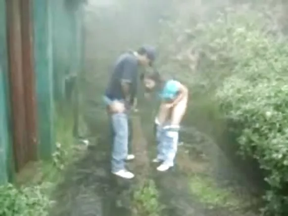 බ්රිතාන්ය ඉන්දියානු යුවල වැස්ස හින්දි චිත්රපටයේ විඩියෝව බ්රිතාන්ය යුවළ ලා කොලිනා දුම්රිය ස්ථානයට පහර දෙති